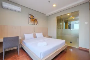 Exclusive and Comfy Studio Kemang Mansion Apartment By Travelio - Chambre