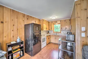 Lakefront Wisconsin Cottage w/ Dock & Hot Tub! - Interiör