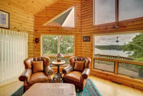 Decks & Views: Spacious Cabin Near Table Rock Lake - Innvendig