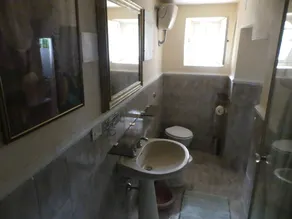 Elegante Appartamento in Villa con Piscina - Baño