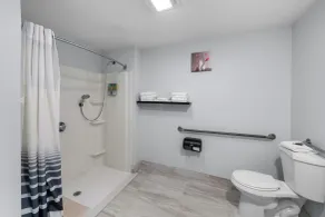 Admiralty Inn & Suites - a Red Collection Hotel - Badezimmer