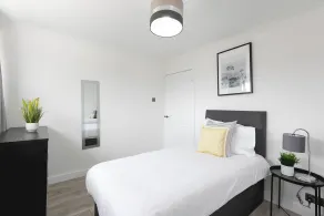 Amazing 3Bed 2Bath House with Garden, Parking, WiFi Near Stevenage Train Station - Chambre