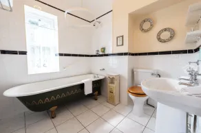 Ballyknocken Milking Parlour Self Catering Apartment - Bathroom