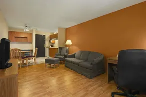 Days Inn & Suites by Wyndham Stevens Point - Chambre
