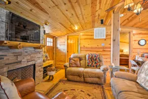 Bartlesville Cabin w/ Pool, Hot Tub & Trampoline! - Interiør