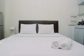 Comfort Studio at Green Pramuka Apartment near Shopping Center - Room