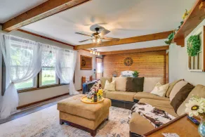 Peaceful Fulton Farm Retreat w/ Outdoor Space! - Interiör