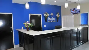 Oak Tree Inn & Suites - Lobby