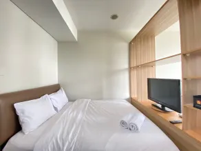 Stylish & Comfy Studio at Dago Suites Apartment By Travelio - Værelse