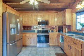 Peaceful Raphine Cottage w/ Deck & Fireplace! - Intérieur