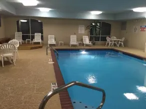Holiday Inn Express & Suites Malvern by IHG - Piscina