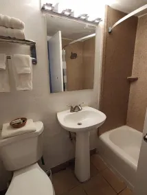 Welcome Inn and Suites - Bathroom