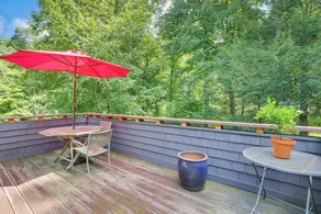 Deck & Wooded Views! 2 Mi to Frederick Gunn School - Interiör