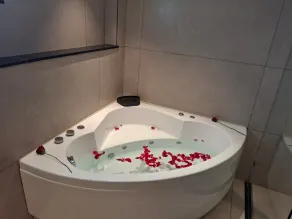 SRS Elegance Suites - Bathroom