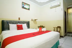 RedDoorz plus near Pelabuhan Bitung - Zimmer