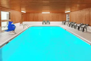 Super 8 by Wyndham Lincoln - Piscina