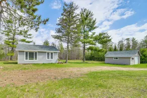 Walk to West Twin Lake: Remote Retreat w/ Yard - Innenbereich