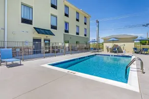 Comfort Inn & Suites Lynchburg Airport - University Area - Piscine