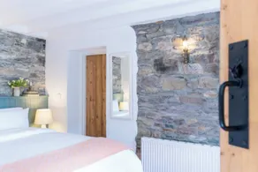 Stone Barn - Camera
