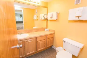 Hibiscus E204 Free Activities, Oceanfront, Wifi, 3 Pools - Salle de bain