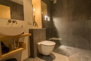 Viking Cottages & Apartments - Bathroom