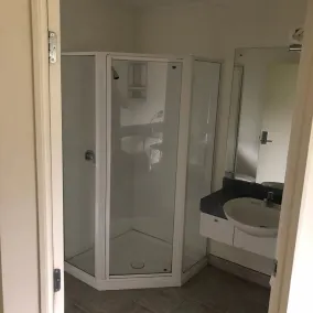 Albany Executive Motor Inn Limited - Bathroom