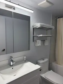 Rundle Inn and Suites - Bathroom