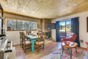 Ski-In Red River Retreat: Balcony, Mountain Views! - Interiör