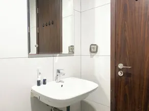 Simple Studio At Lrt City Bekasi Apartment By Travelio - Badeværelse