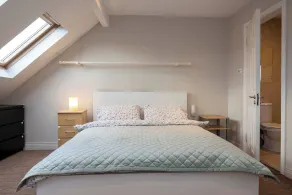 Coastal town house beside train and buses only 5 kilometers from city centre - Værelse