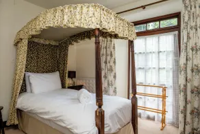 Watermouth Castle, South Court Apartment - Zimmer
