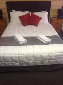 Avlon Gardens Motel - Room