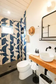 Longboard Studio and Funboard Room includes King Bed and Kitchenette plus King Murphy and Mini Kitchenette - Badrum