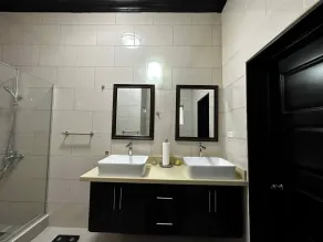 Luxury Living- Modern - Contemporary Home with Brand New Pool in Manor Park - Badezimmer