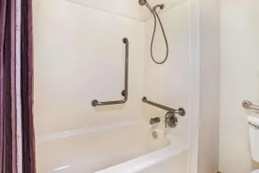 La Quinta Inn by Wyndham Detroit Canton - Salle de bain