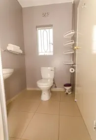 Sarum Lodge - Bathroom