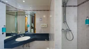Holiday Inn Express Cardiff Airport by IHG - Bathroom