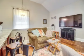Cozy Savannah Vacation Rental w/ Fenced Courtyard! - Interiør
