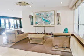 CondoDeal at Sea Residences - Sitzecke in der Lobby