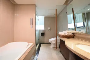 Via Hotel Breeze - Bathroom