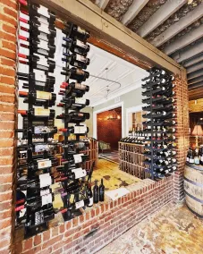 The NuWray Hotel & Carriage House - Restaurant