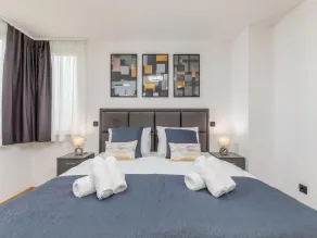 Espléndida casa vacacional apropiada para familias con jardín, barbacoa y terraza | Vistas a la piscina - Habitación