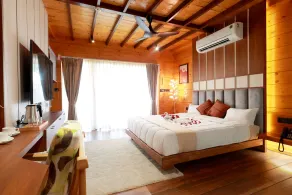 Wooden ECR Sea Resort - Habitación