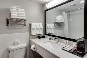 Days Inn & Suites by Wyndham Spokane - Salle de bain