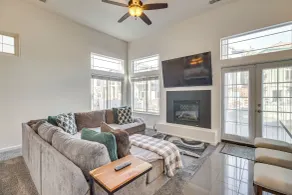 Theater Room, Fireplace: Home 5 Mi to Dtwn Reno! - Intérieur