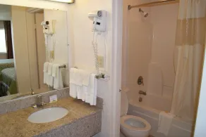 Days Inn by Wyndham Shelby - Salle de bain