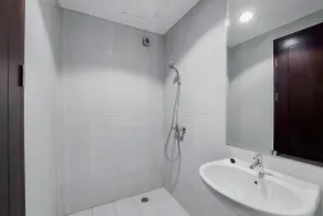 Vibrant And Nice Studio At Casa De Parco Apartment - Bathroom