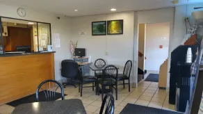 Super 8 by Wyndham Waynesboro - Lobby