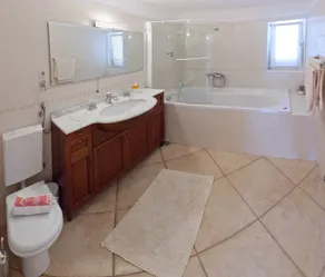 Villa Lukrecia - Stone Villa with Pool & Sea Views I Supetar, Brač - Badezimmer