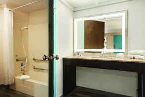 Dover Inn and Suites - Bathroom